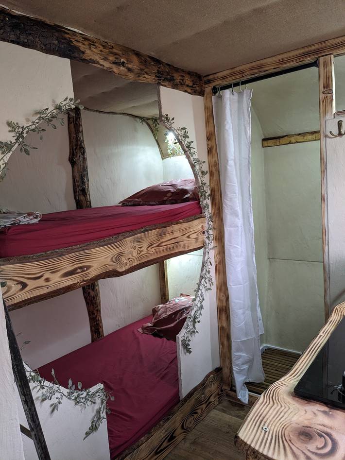 Appartement de vacances entier, La Maison de Hobbit au milieu de la forêt in Haute-Loire