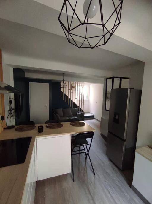 Appartement entier, Two-Bedroom Apartment in Lambesc, Région d'Aix-en-Provence