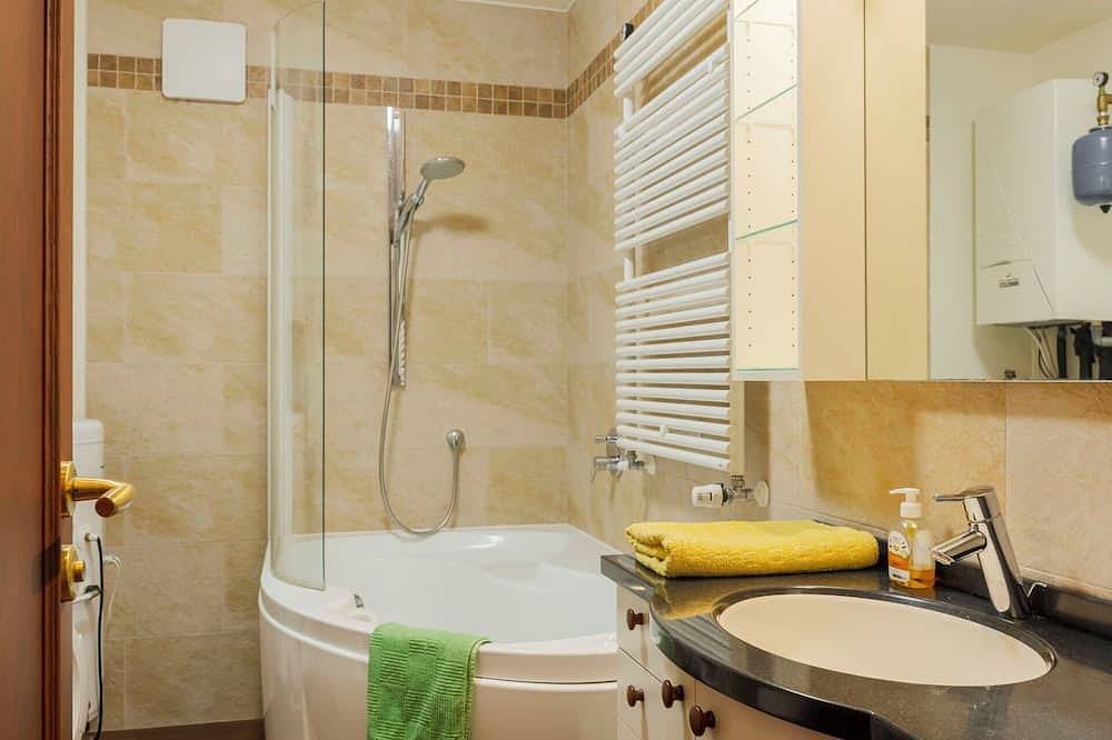 Atemberaubendes  Ferienhaus für 9 Leute mit Klimaanlage,  W-Lan, Tv, Terrasse und Haustiere erlaubt in Balatonőszöd, Plattensee Südufer