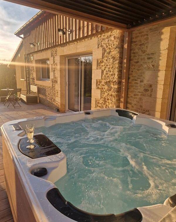 Gîte for 4 people, with garden and hot tub - 1