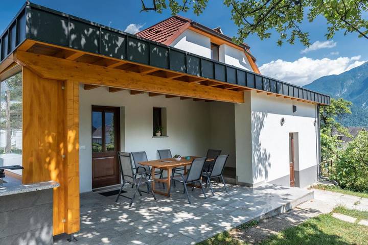 Ferienwohnung für 7 Personen, mit Terrasse und Garten sowie Ausblick