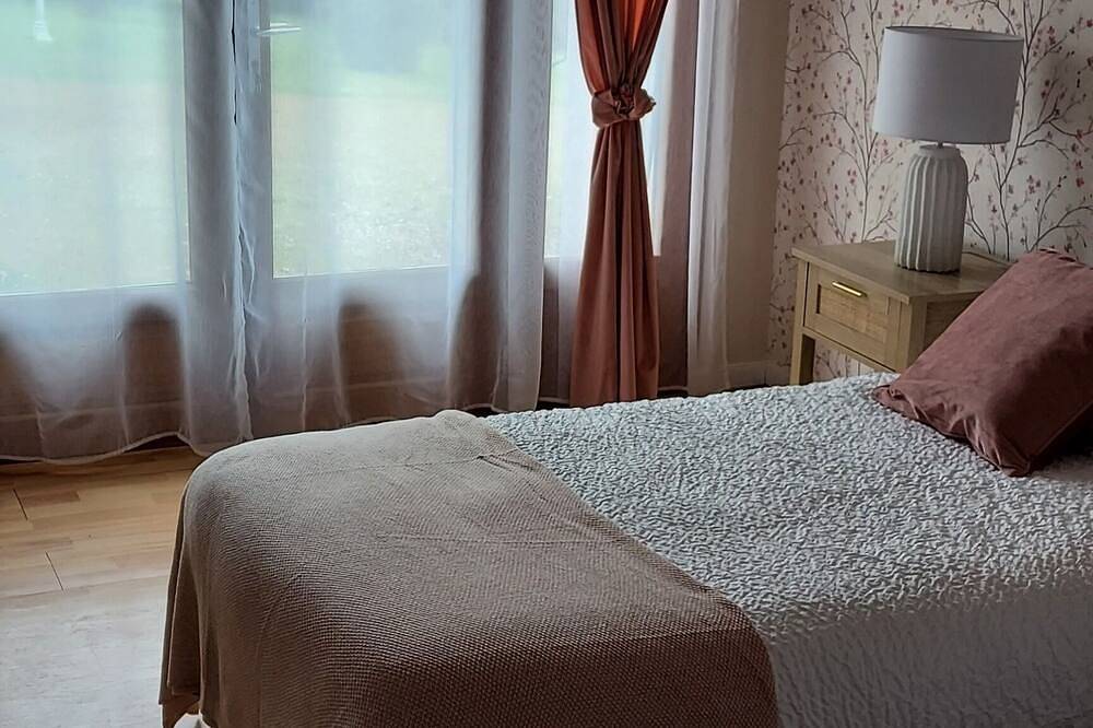 Le Mûrier single-storey house with beautiful veranda. Beautiful garden. in Gramat, Causses du Quercy Regional Nature Park
