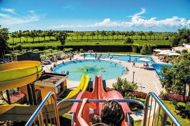 Bungalow für 6 Personen, mit Terrasse und Kinderpool sowie Pool und Ausblick