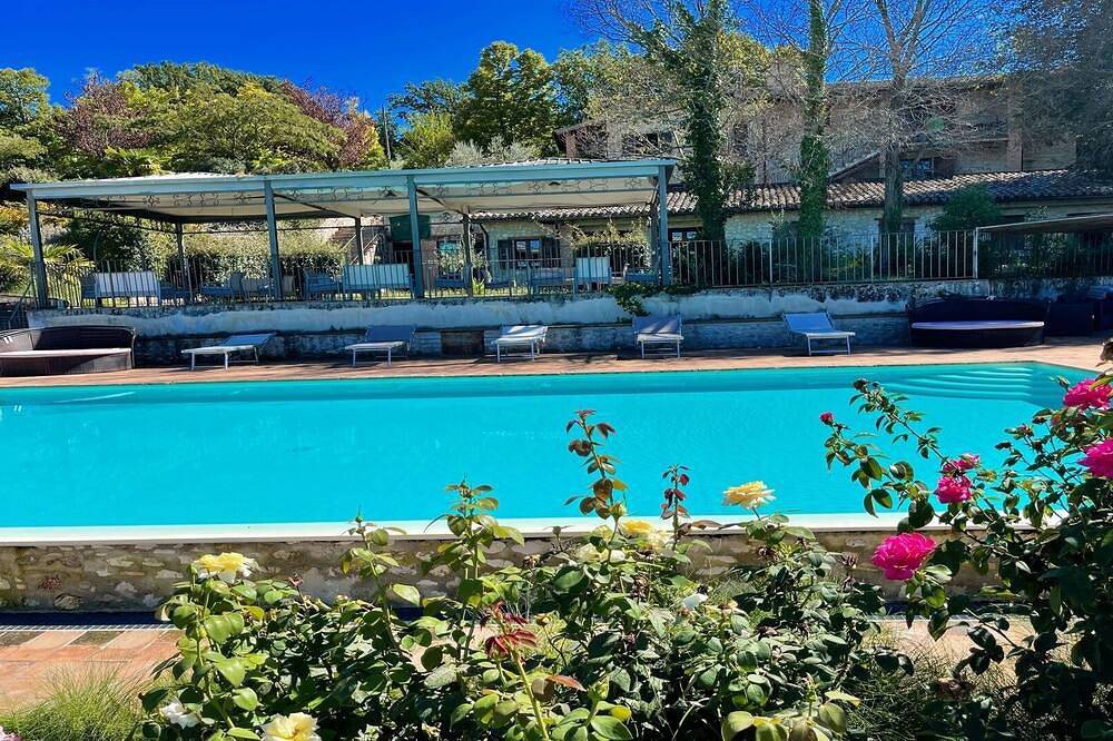 Entire apartment, Spoleto Pool Side-Apt 3/Spoleto centre 0.7 kms/sleeps 4/Wifi+aircon in Spoleto, Perugia Province