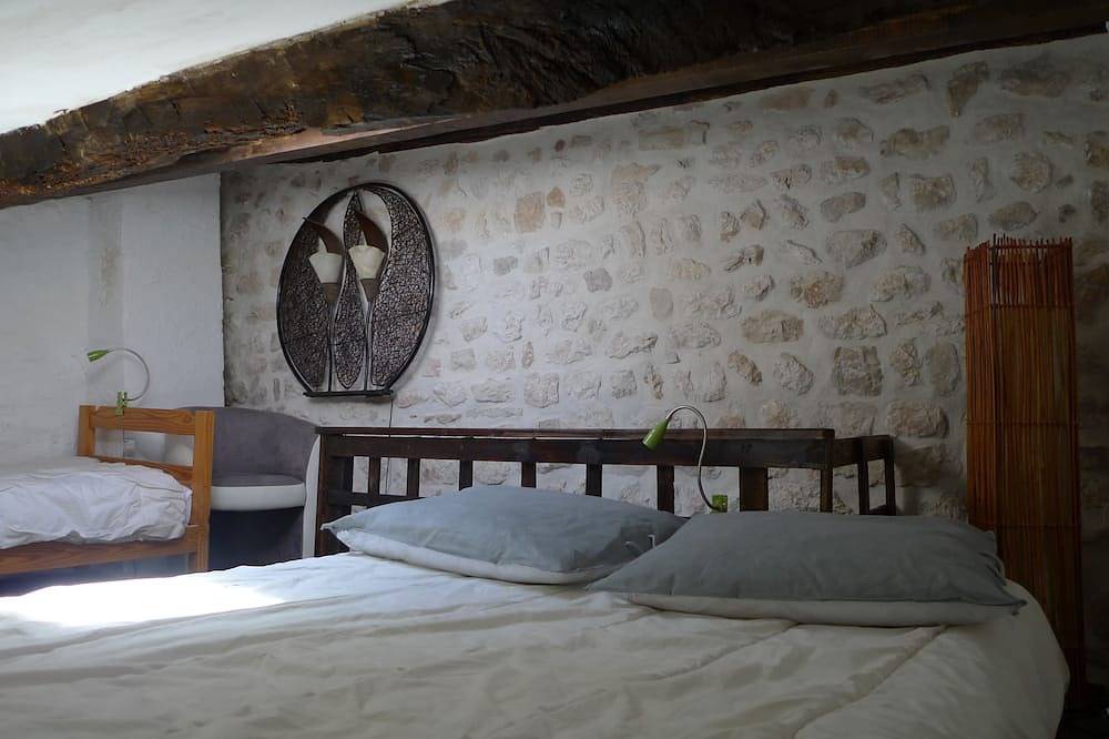 Small village house with terrace in Montmeyan in Montmeyan, Région de Brignoles