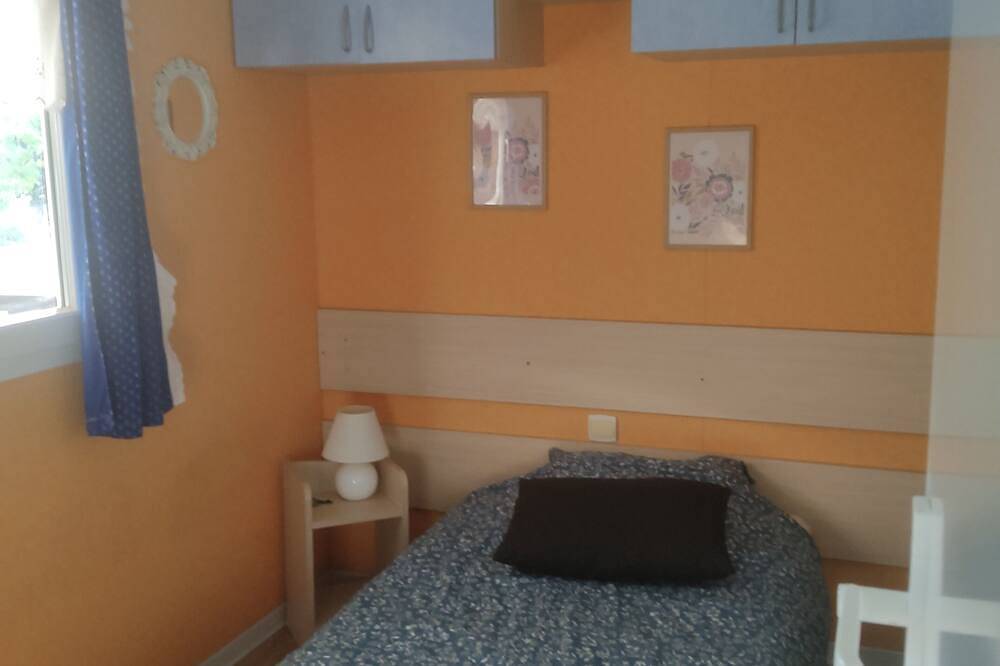 Spacious mobile home with terrace and lake view, ideal for families. in Bairon-et-ses-Environs, Ardennen