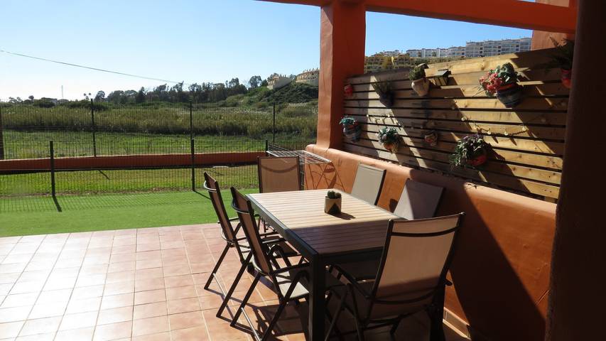 Entire apartment, Spacious Apartment with Wonderful Views, Shared Pool, Wi-Fi & Air Conditioning in Playa de la Duquesa, Manilva