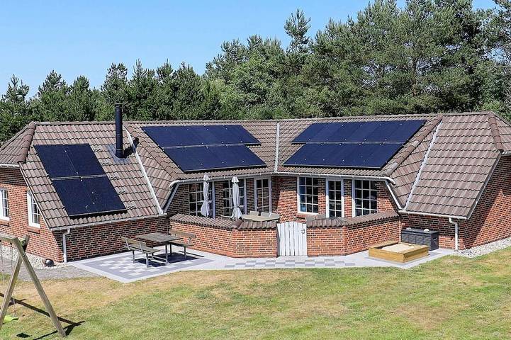 Ferienhaus für 10 Personen, mit Terrasse und Whirlpool sowie Pool und Sauna in Jegum