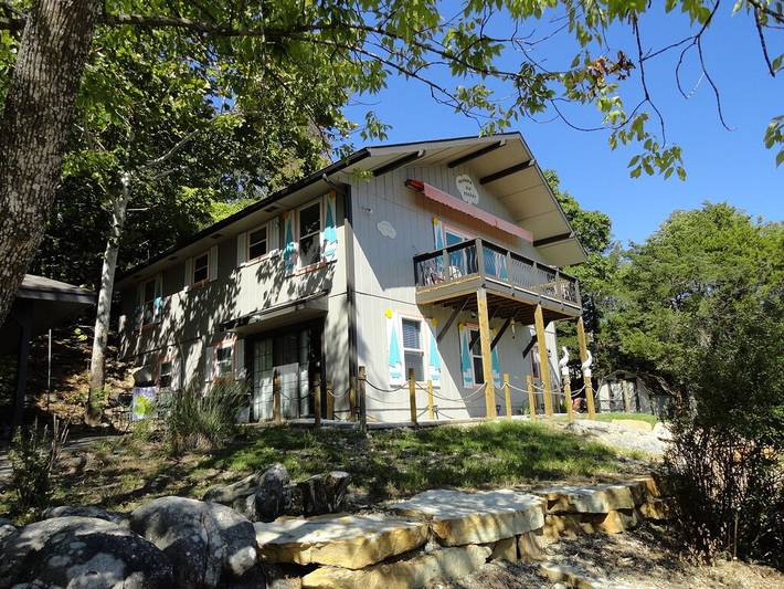 Vacation rental for 12 people, with pool and terrace as well as yard in Beaver Lake