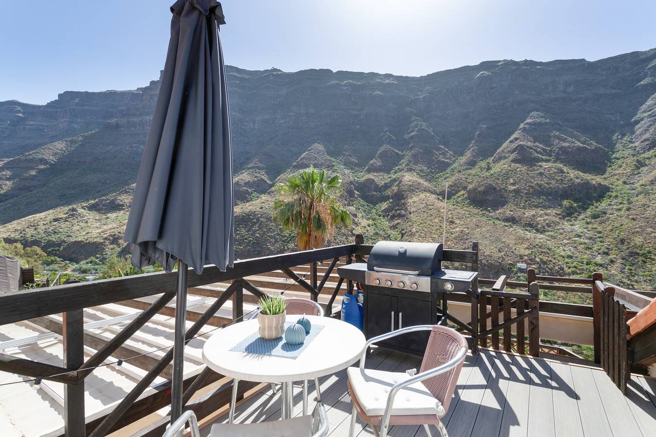 Maison de vacances 'Arguineguín Retreat' avec vue montagne, Wi-Fi et climatisation in Los Peñones, Mogán