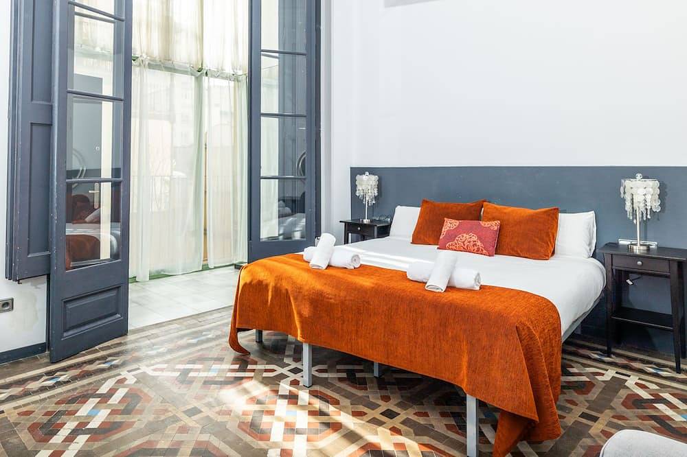 Entire apartment, Split Level 4 Bedroom/3 Bath/8 sleeps in Barcelona Centre, Barcelona