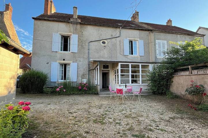 Location de vacances pour 15 personnes, avec jardin à Ainay-le-Château