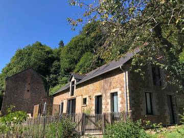 Gîte pour 8 personnes, avec vue et jardin à Les Iffs