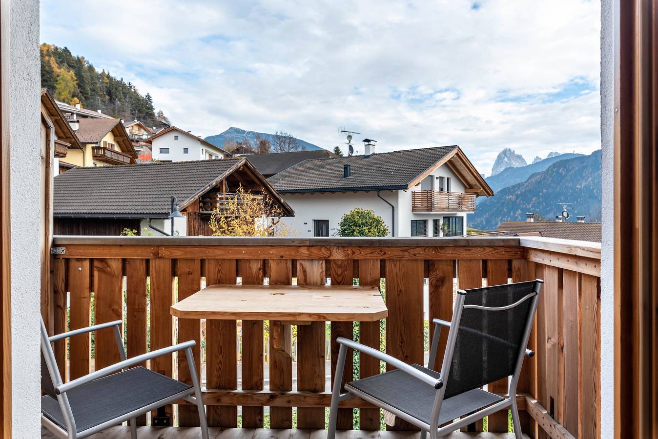 Hel lägenhet, Holiday Apartment 'Hatzes App Langkofel' with Mountain View, Balconies & Wi-Fi in Tschöfas, Lajen