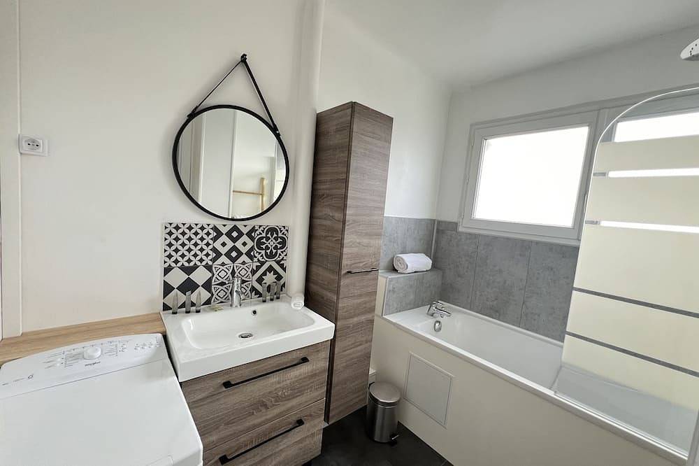 Entire apartment, Le Phare Apartment Ensuite Harbour view in Calais, Calais region