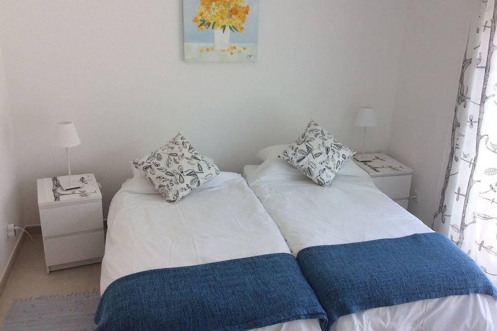 New villa with pool in Salema  Ideal location  lovely sea and countryside views. in Salema, Naturpark Südwest-Alentejo und Costa Vicentina