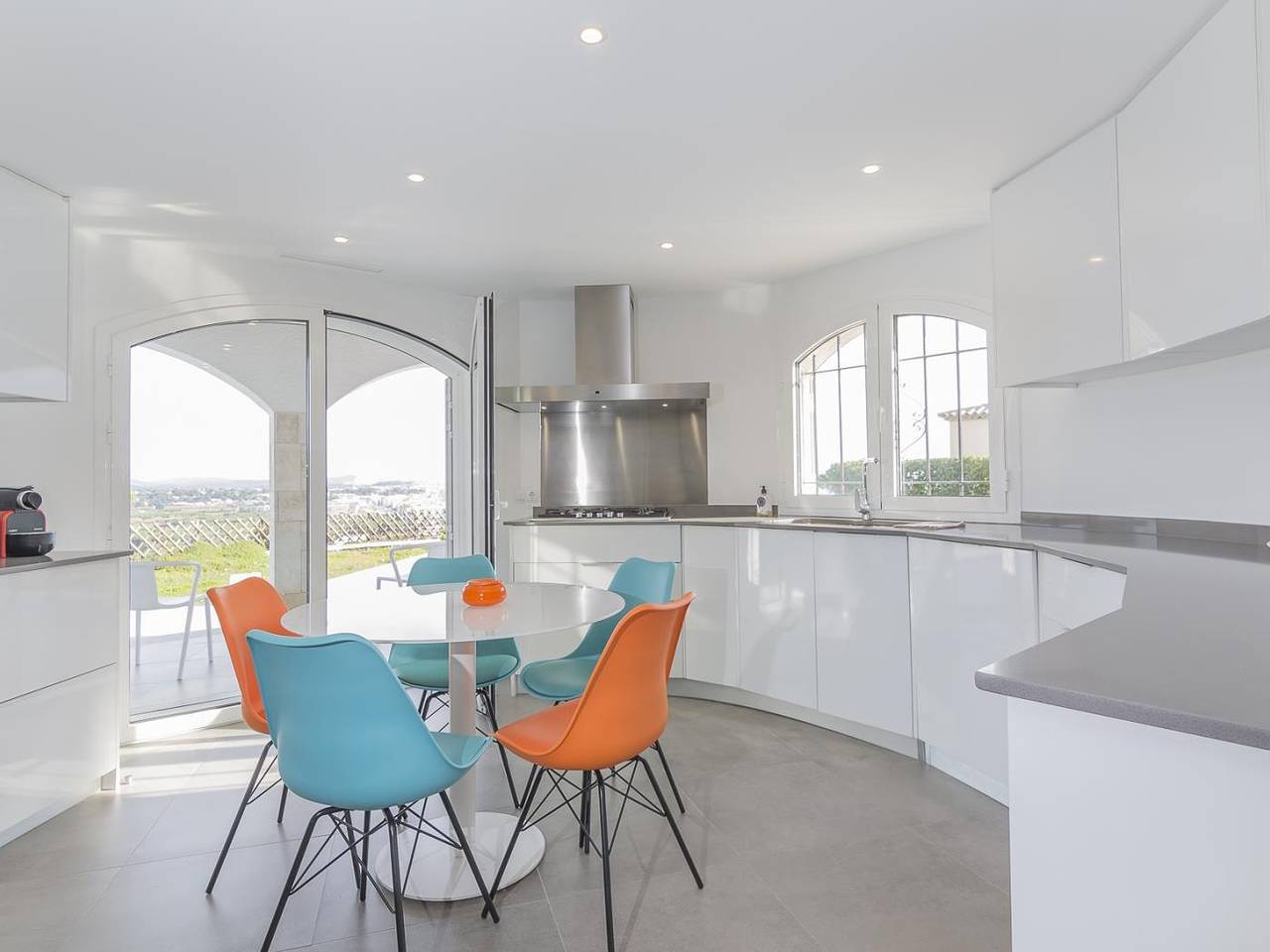Villa Saramel spacieuse et moderne avec des vues spectaculaires sur Palamos. in Torre Valentina, Calonge