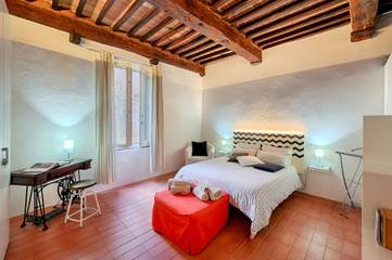 Vacation Rental for 4 Guests in Siena, Via Francigena, Picture 1