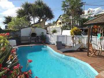 Location de vacances pour 2 personnes, avec piscine et jardin ainsi que bassin pour enfant et vue à Sainte-Marie (Île de la Réunion)