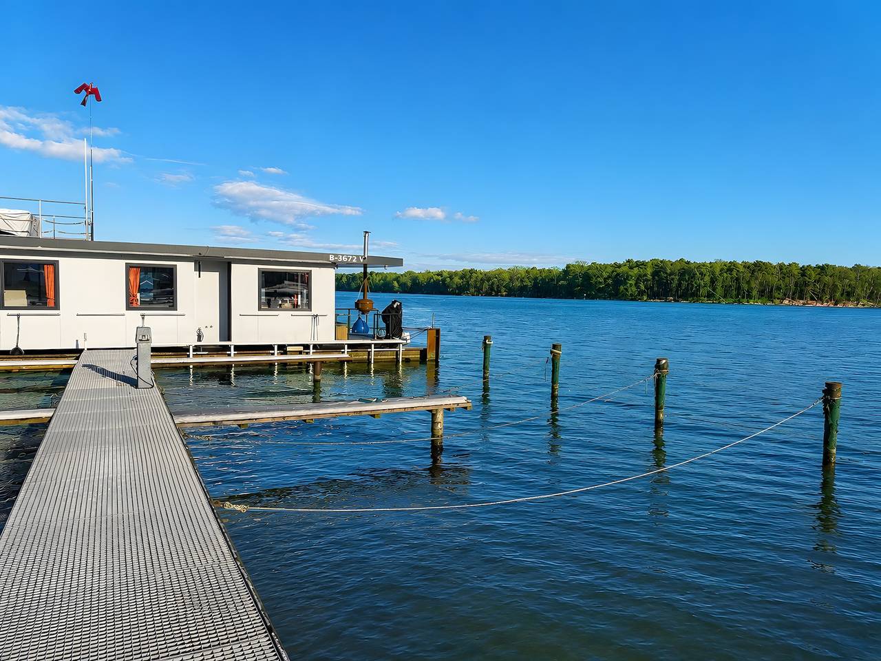 Casa flotante fija 'Tegel' con vistas al lago, wifi y aire acondicionado in Treptow - Koepenick, Berlín