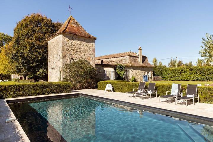 Maison de vacances pour 15 personnes, avec Jacuzzi et Terrasse ainsi que Jardin et Piscine à Montazeau