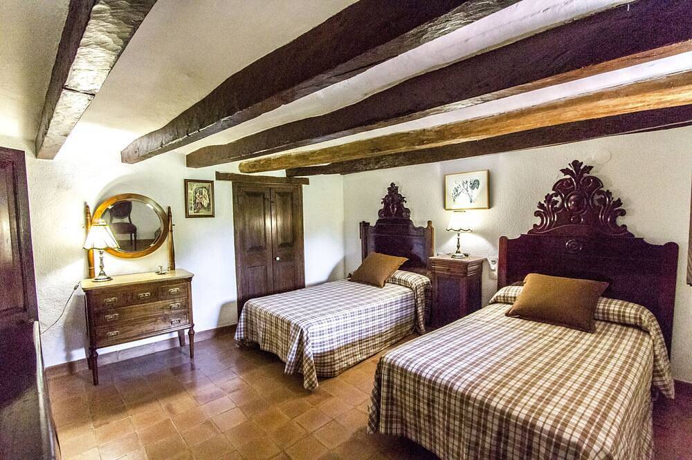 Escápate a la historia y la elegancia en esta majestuosa finca doble con capacidad total para 32 personas, a 14 minutos de Barcelona in Santa Oliva, Costa Dorada