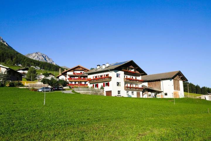 Ferienwohnung für 3 Personen, mit Balkon und Garten sowie Ausblick in Schlanders