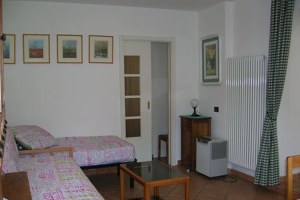 Ganze Wohnung, Demadonna \"Pur\" unit B ground floor, 50 sqm-independent entrance- 4 pax, 1 room in Pur, Ledro