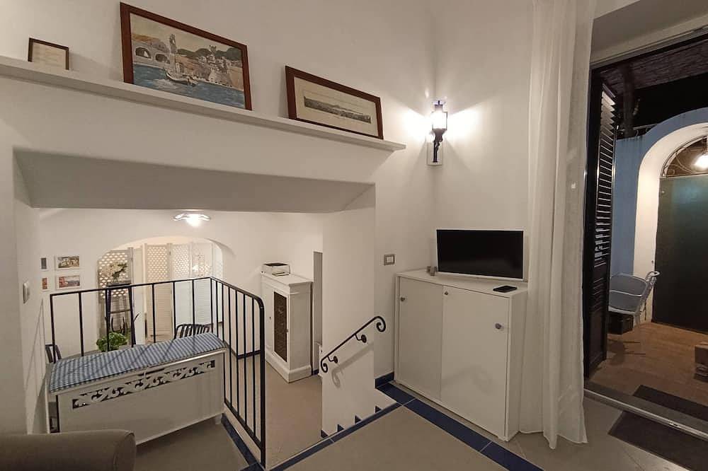 Detached Capri-style house, centrally located in Anacapri, 3 bedrooms, kitchen, and patio, WiFi in Anacapri, Neapel Provinz