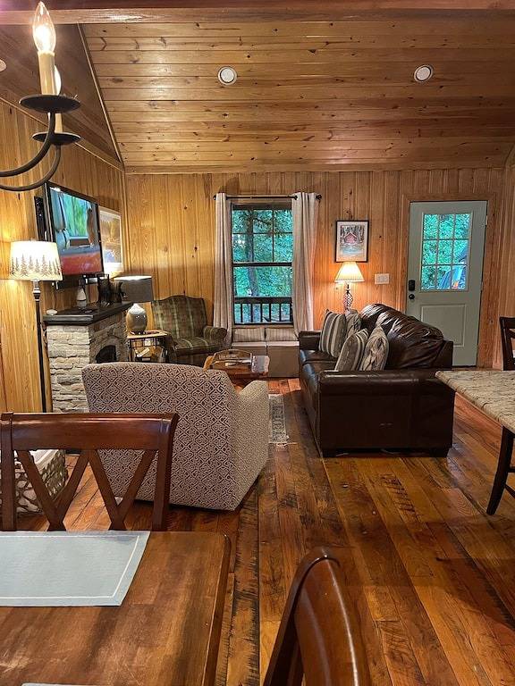 Rock Ridge Cabin Hochatown, Hot Tub,Fire Pit, Lrg yard, 3 miles from the casino in Broken Bow, Broken Bow Lake
