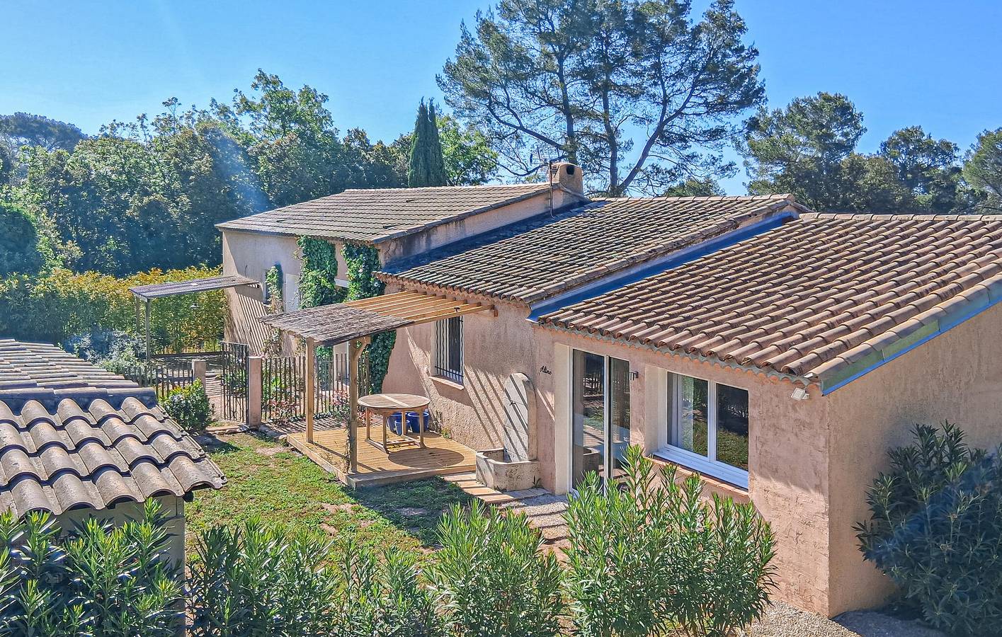 Acogedor apartamento vacacional con piscina y aparcamiento, Besse-sur-Issole in Besse-sur-Issole, Región Brignoles