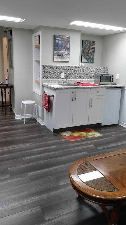 Quiet suite near beach.. Serene setting with patios and space to Bbq in Peachland, Regional District of Central Okanagan