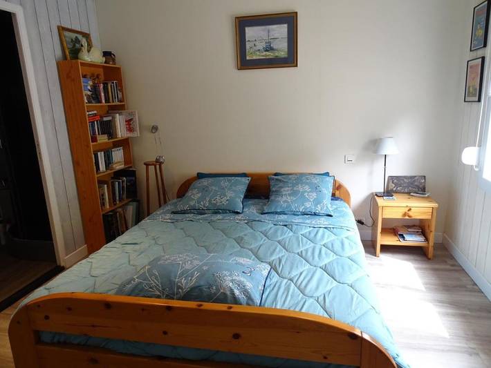 Cottage pour 2 personnes, avec piscine ainsi que terrasse et jardin à Férel