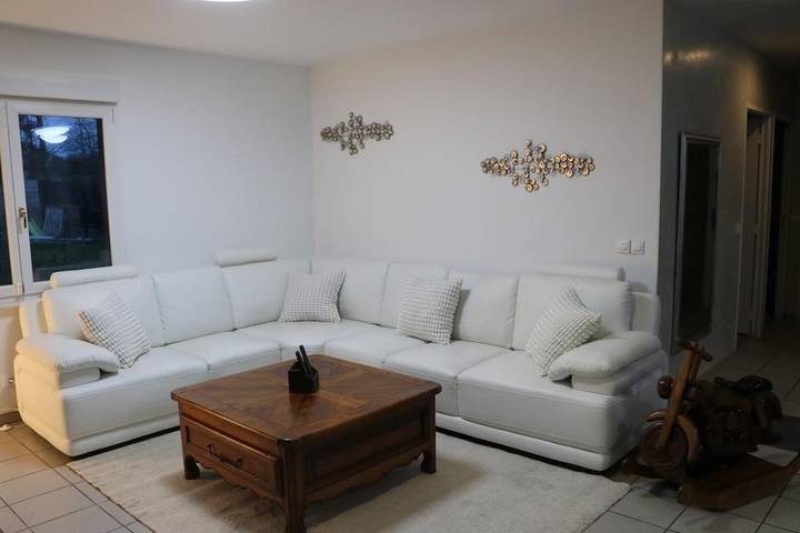 Location de vacances pour 8 personnes, avec Terrasse ainsi que Jardin et Vue dans Longeville-lès-Saint-Avold