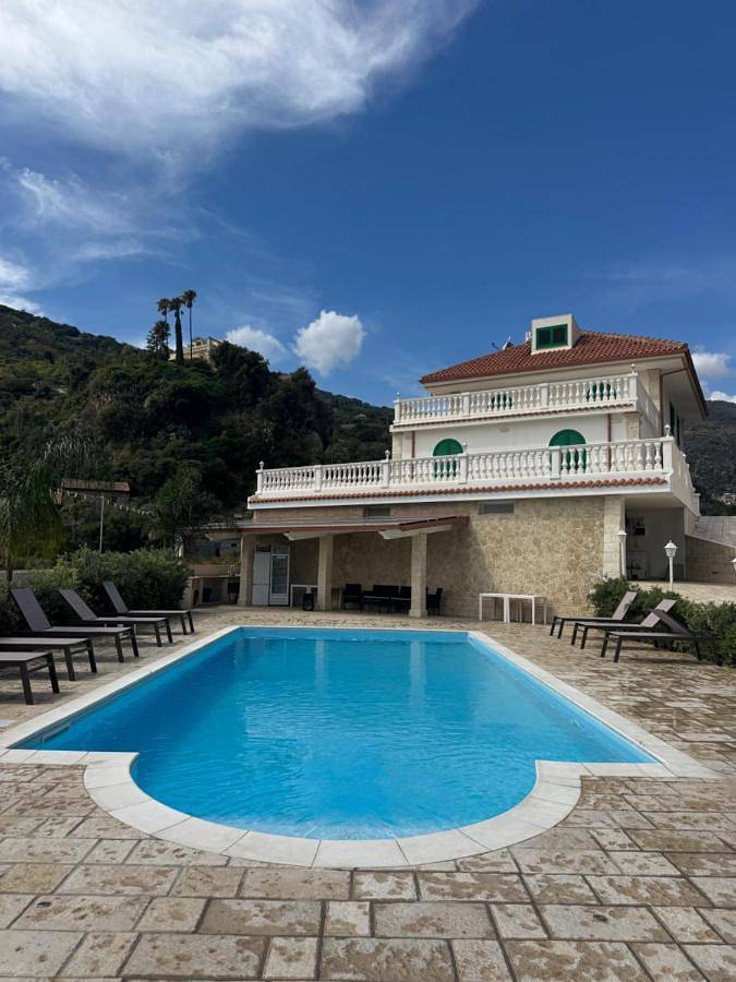 Chambre d’hôte pour 15 personnes, avec Balcon et Terrasse ainsi que Piscine et Vue à Alì Terme
