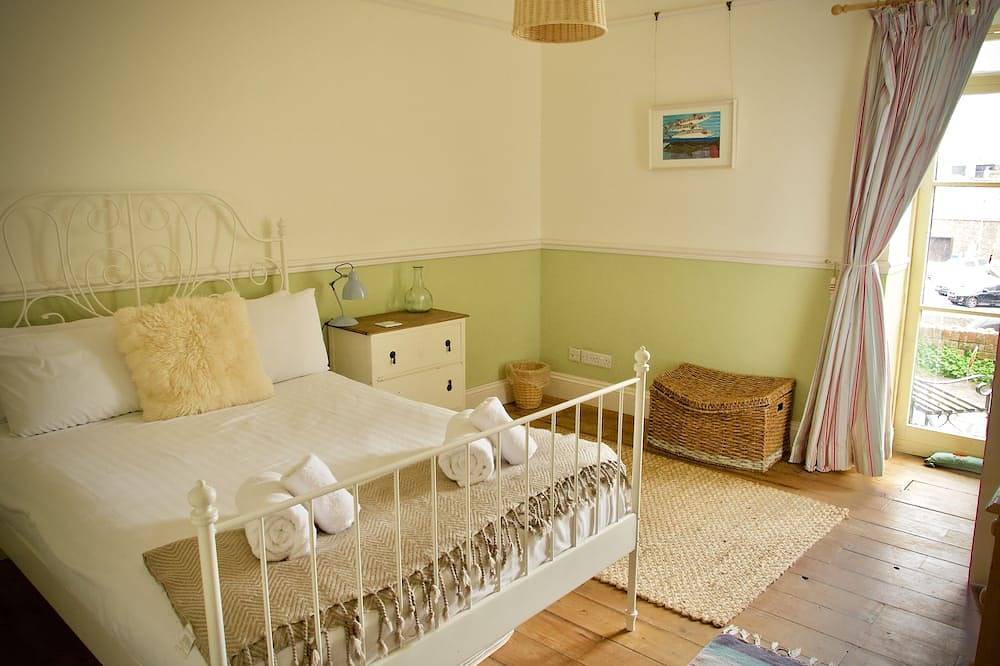 Harbourside 19th Century Cottage. Amazing Sea Views, Terrace and Garage Parking in Ilfracombe, Devon