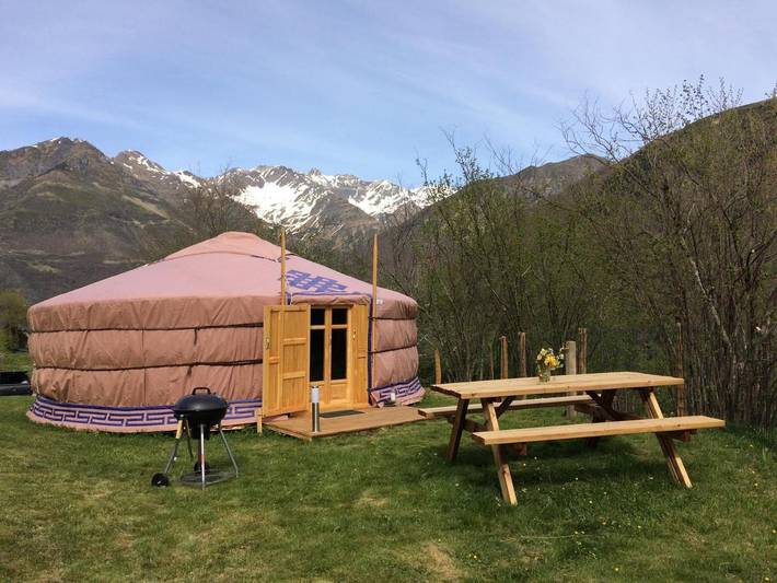 Tente pour 5 personnes, avec Balcon et Terrasse ainsi que Jardin et Vue dans les Hautes-Pyrénées