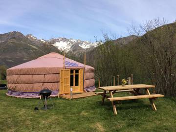 Tente pour 5 personnes, avec vue et jardin, animaux acceptés dans les Hautes-Pyrénées