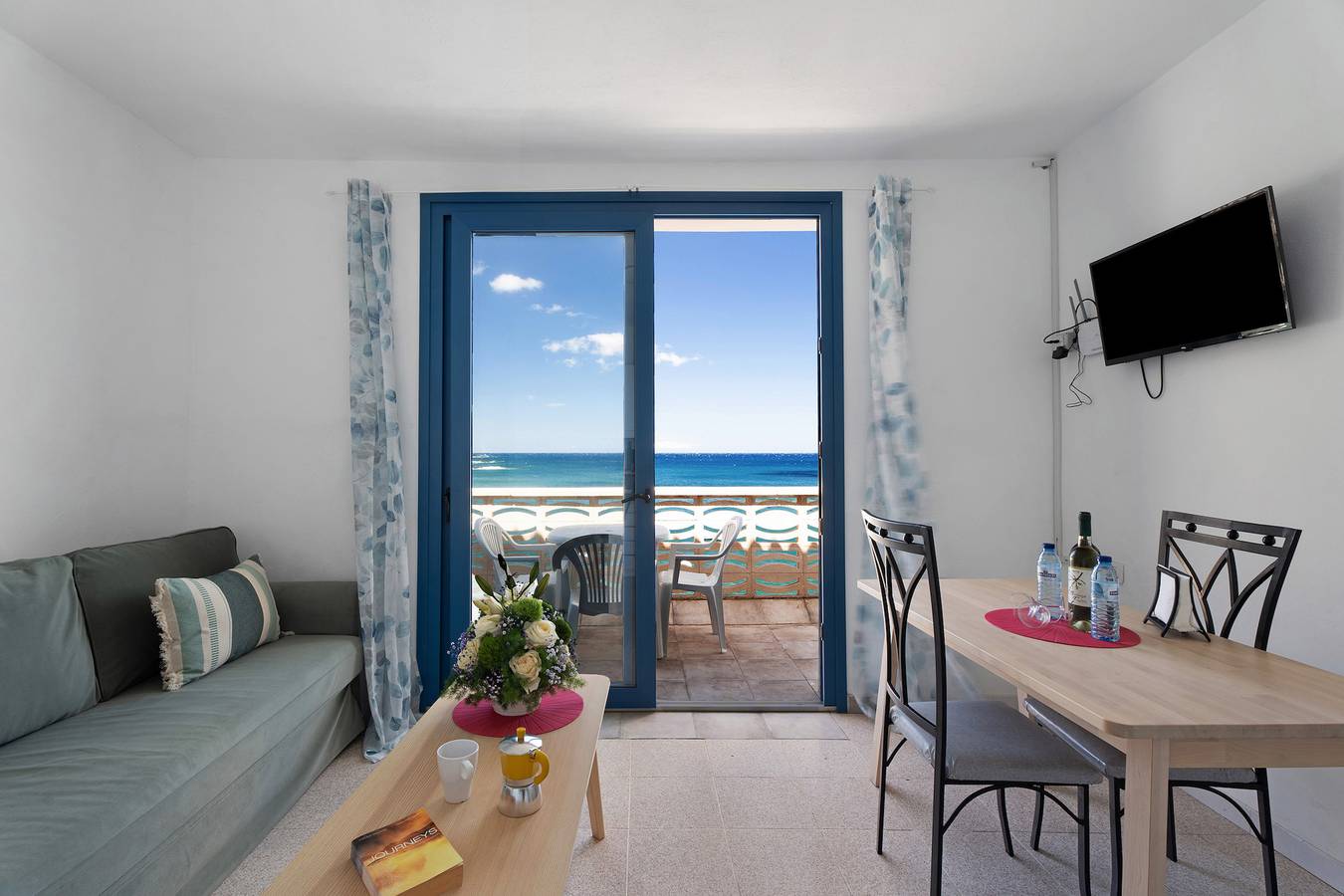 Apartamento entero, Apartamento 'Playa Azul - 10' con vistas al mar, terraza privada y Wi-Fi in Alojera, La Gomera