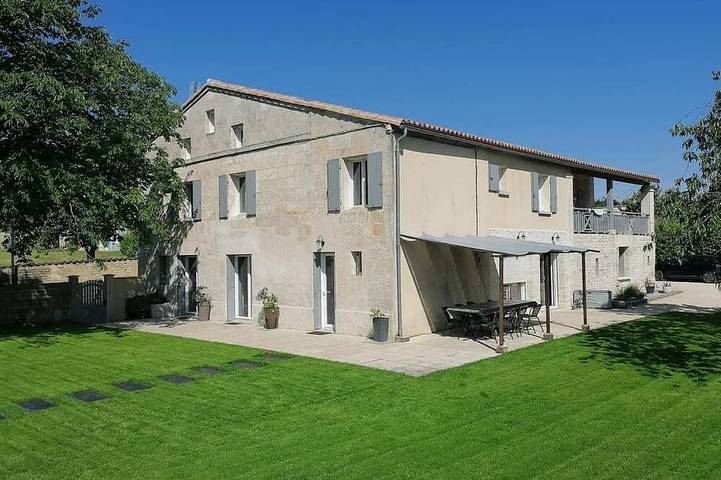 Gîte pour 6 personnes, avec jardin à Magné