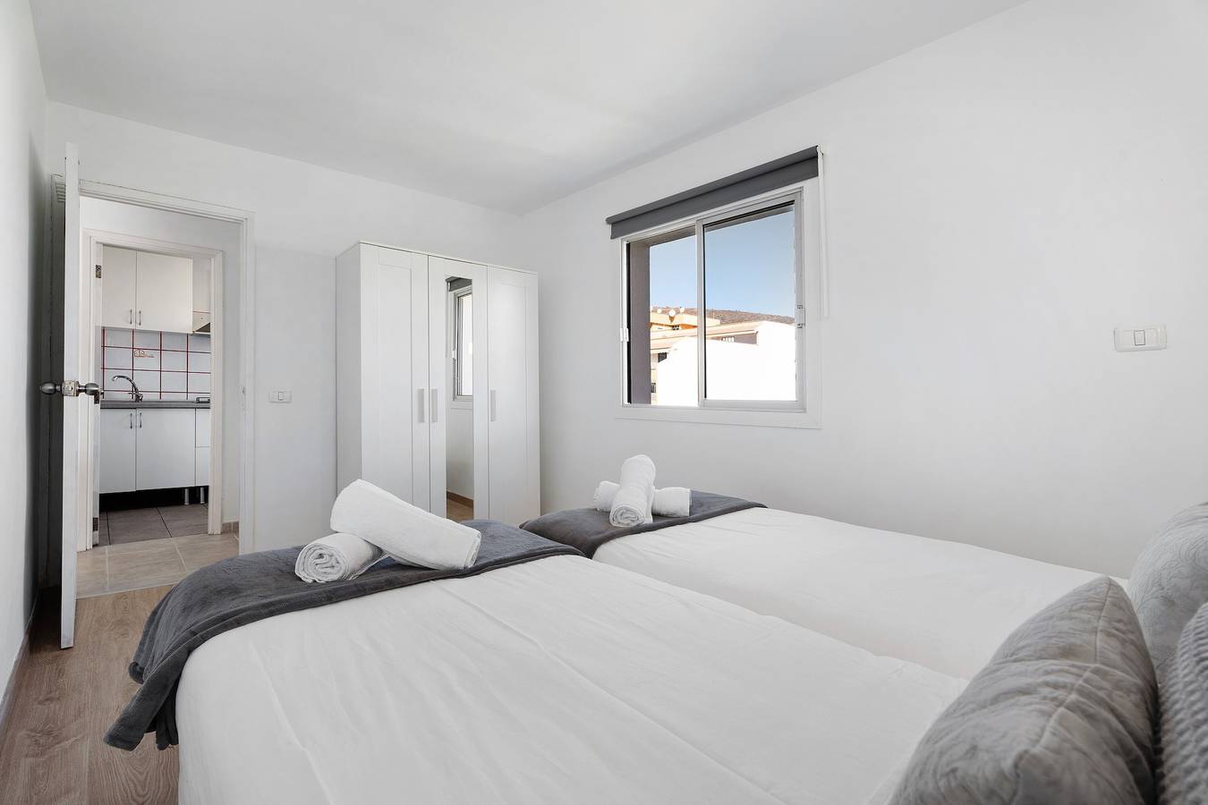 Entire apartment, Vacation Home 'Bonito Apartamento Cristian Playa' with Balcony & Wi-Fi in Los Cristianos, Arona