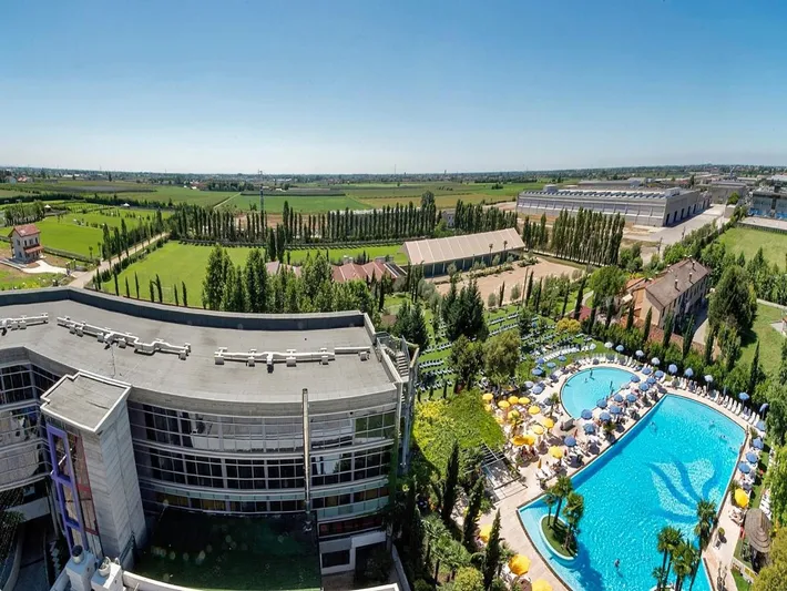 Hotel for 3 people, with pool and garden as well as children pool - 1