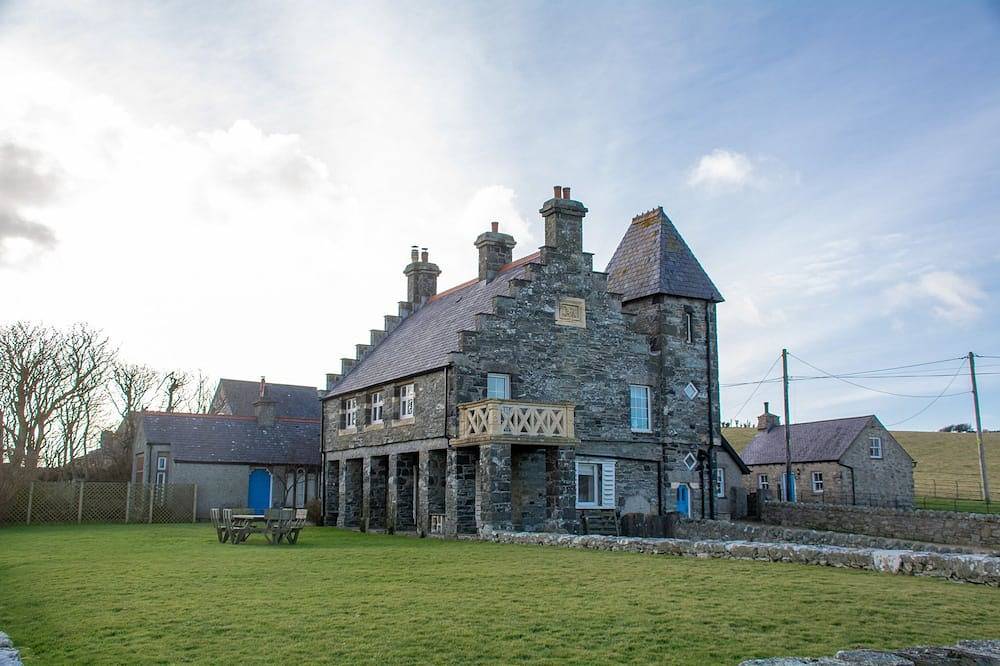 Plas - sleeps 10 guests  in 5 bedrooms in Rhoscolyn, Isle of Anglesey