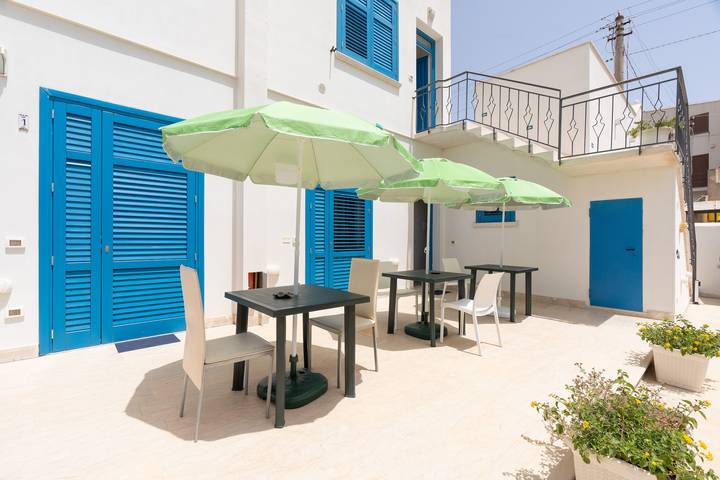 Entire apartment, Apartment 'Appartamento Piano Terra' with Shared Terrace, Wi-Fi and Air Conditioning in Custonaci, Trapani Province
