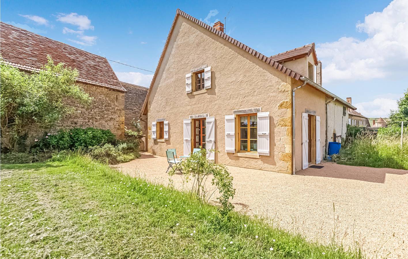 Appartement de jardin avec parking et Internet - Oyé 200m in Oyé, Région de Charolles