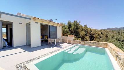 Cottage pour 2 personnes, avec jardin et piscine dans Stalos