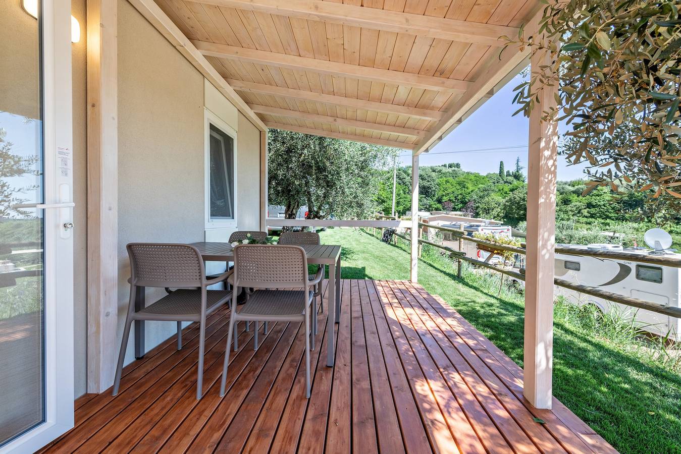 Ganze Wohnung, Ferienhaus "Casa Mobile Casa Est Garda" mit Seeblick, Gemeinschaftspool und Wlan in Lazise, Gardasee-Berge