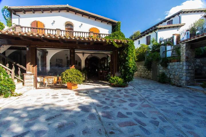 Agriturismo per 2 persone, con Terrazza e Idromassaggio nonché Giardino e Piscina in Medio Campidano