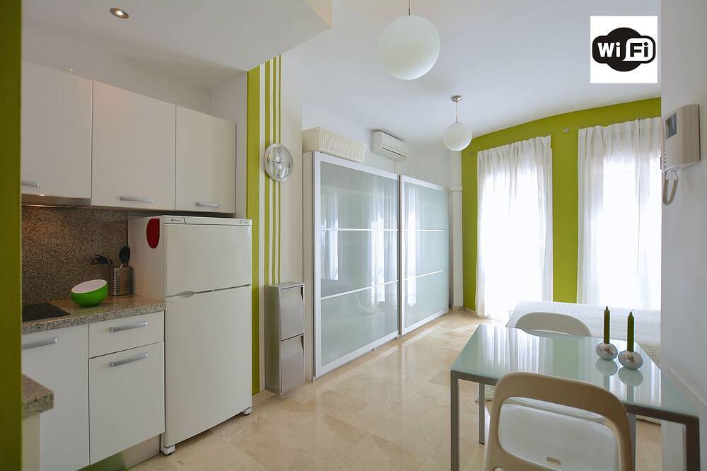 Apartamento inteiro, Estudo interior. Coquete, prático e aconchegante. 5 minutos a pé do centro. Wi-Fi in Malaga Centro, Malaga