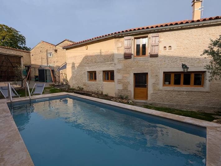Gîte pour 4 personnes, avec Terrasse ainsi que Jardin et Piscine à Marsac